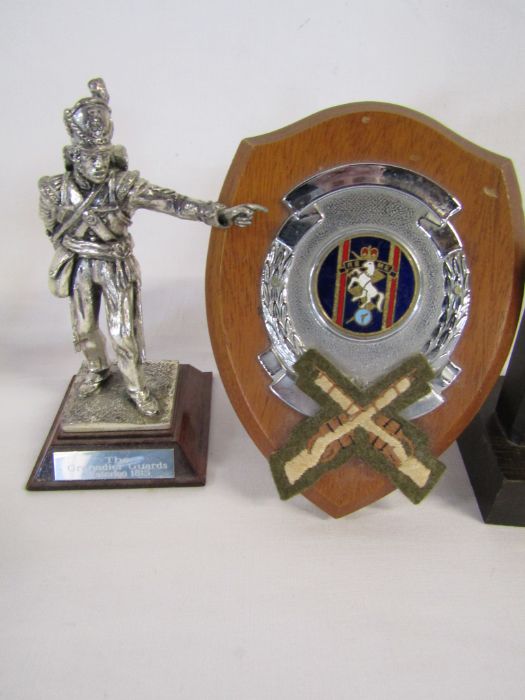Collection of Royal Hampshire and pewter military figures, plaques and pin badge - Image 7 of 8