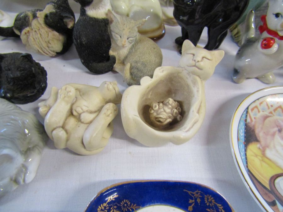 Selection of trinket boxes, cat ornaments and plates to include Sylvac Dogs (one damaged) (plate - Image 11 of 12