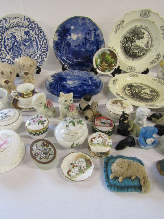 Selection of trinket boxes, cat ornaments and plates to include Sylvac Dogs (one damaged) (plate - Image 4 of 12