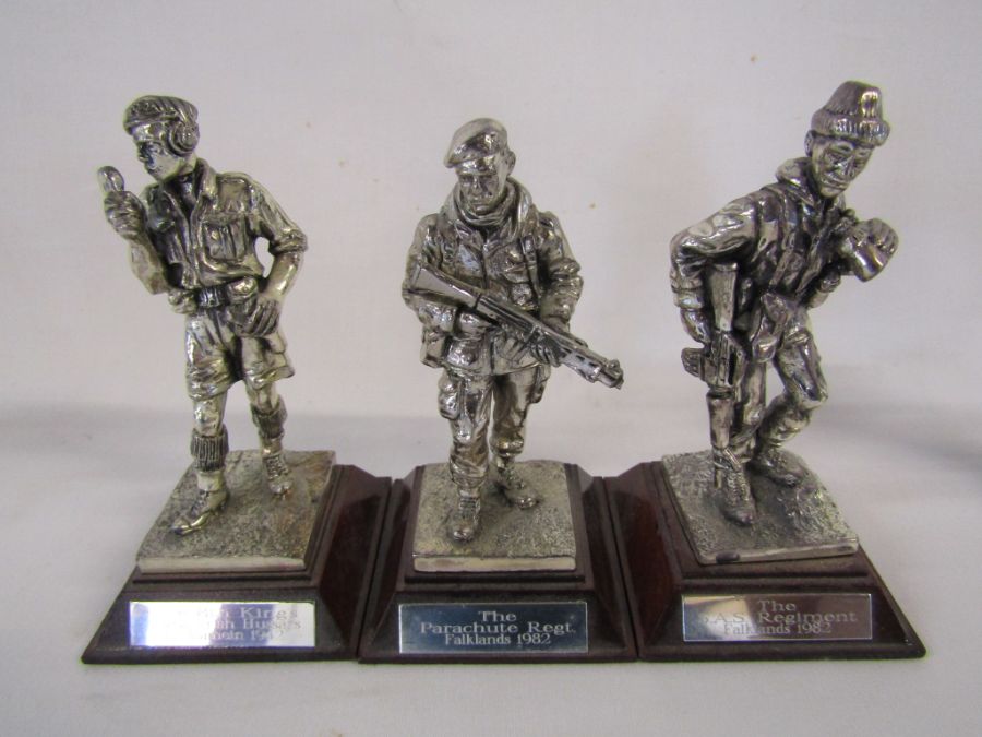 Collection of Royal Hampshire and pewter military figures, plaques and pin badge - Image 3 of 8