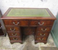 Leather topped knee-hole desk with key approx. 91.5cm x 50.5cm x 77cm
