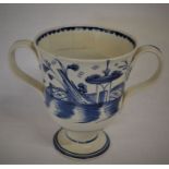 Late 18th century pearlware 2 handled loving cup with chinoiserie decoration Ht 13cm