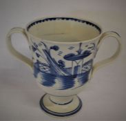 Late 18th century pearlware 2 handled loving cup with chinoiserie decoration Ht 13cm