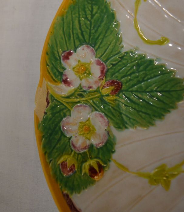 11 Victorian Minton majolica scallop form strawberry & cream dishes (one with chip to rim) each 21. - Image 4 of 5