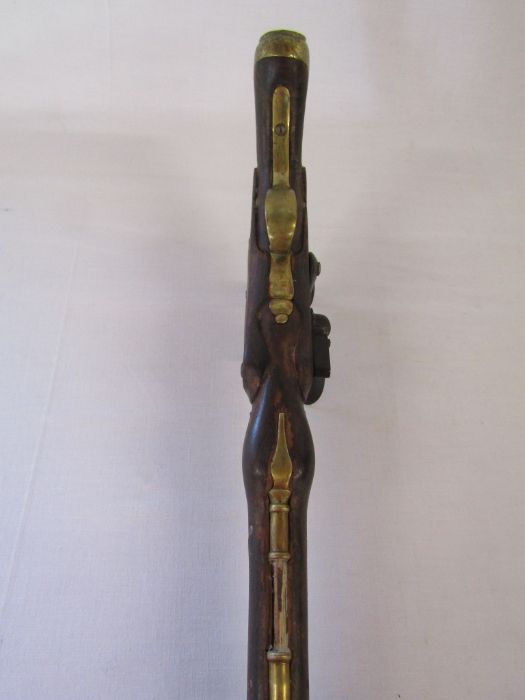 18th/19th century flintlock pistol with brass fittings - approx. 19" from handle to tip - Image 5 of 14