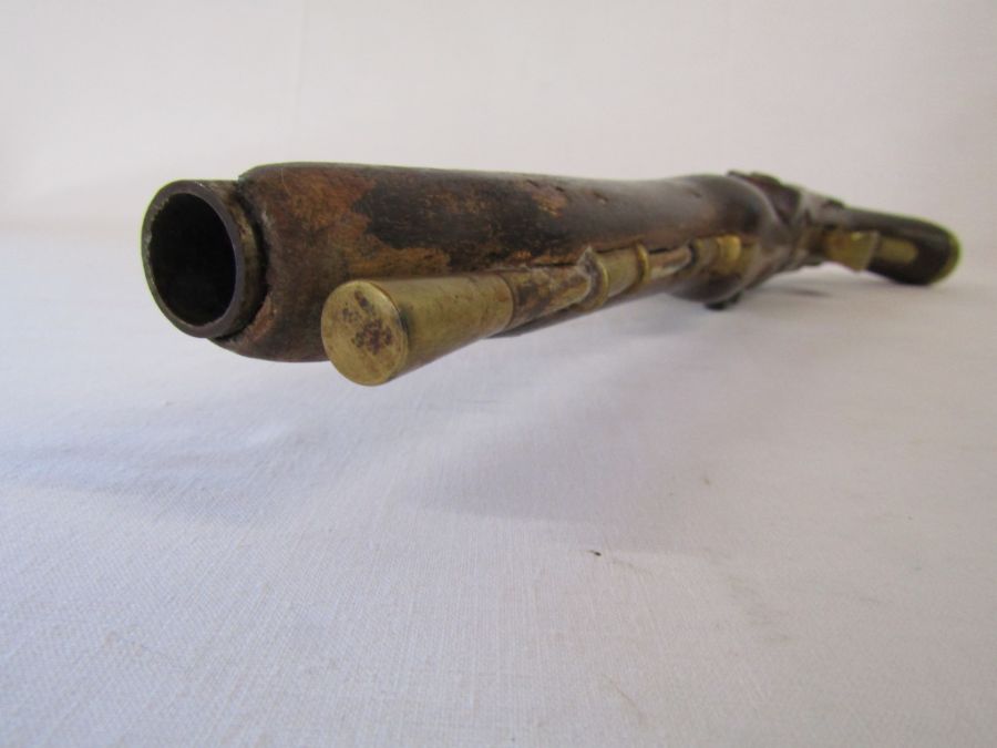 18th/19th century flintlock pistol with brass fittings - approx. 19" from handle to tip - Image 6 of 14