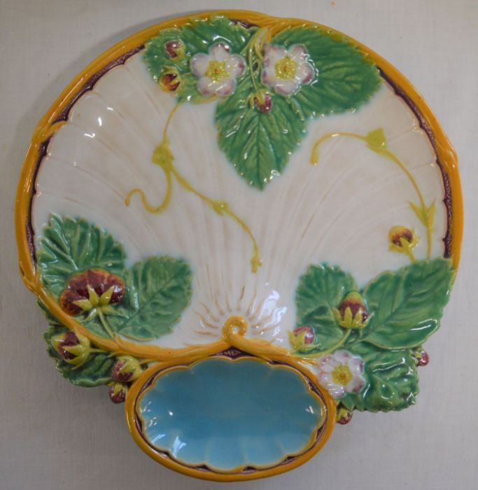 11 Victorian Minton majolica scallop form strawberry & cream dishes (one with chip to rim) each 21. - Image 2 of 5