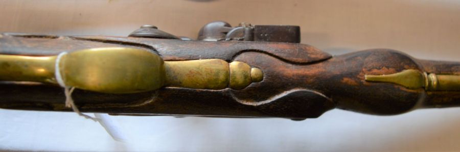 18th/19th century flintlock pistol with brass fittings - approx. 19" from handle to tip - Image 7 of 14