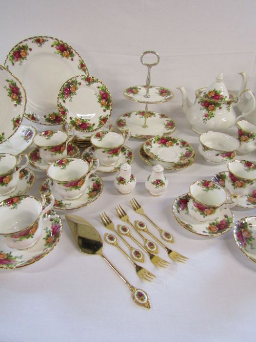 Collection of Royal Albert 'Country Roses' to include cake stand, tea set, gravy boat etc - Image 3 of 4