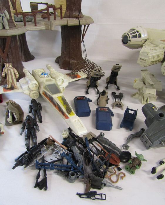 Collection of original 1980's Star Wars figures to include Ewoks, C3PO and others also the Millenium - Image 5 of 7