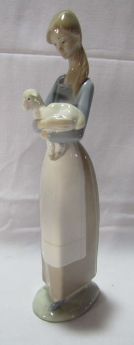 Lladro, Nao, John Jenkins & Royal Doulton 'Mother & Daughter' figure and a decorative charger - Image 6 of 11