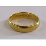 22ct gold wedding band with case - total weight 3.6g - ring size K/L