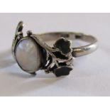 9ct white gold mother of pearl enamel ring with ring box total weight 2.1g size L