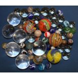 Quantity of vintage marbles -the largest swirl marbles measure approx. 11.5cm round