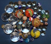 Quantity of vintage marbles -the largest swirl marbles measure approx. 11.5cm round