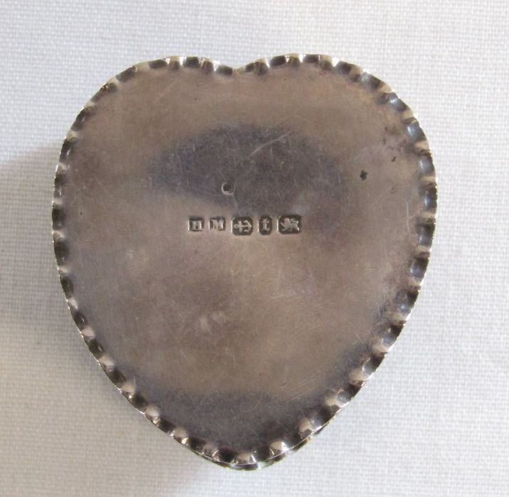 Small silver heart shaped pill pot - Birmingham 1893 - no engraving - total weight 0.56ozt - Image 6 of 6
