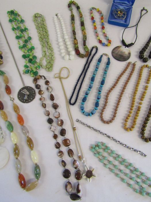 Selection of costume jewellery to include a Scottish brooch - Image 3 of 5