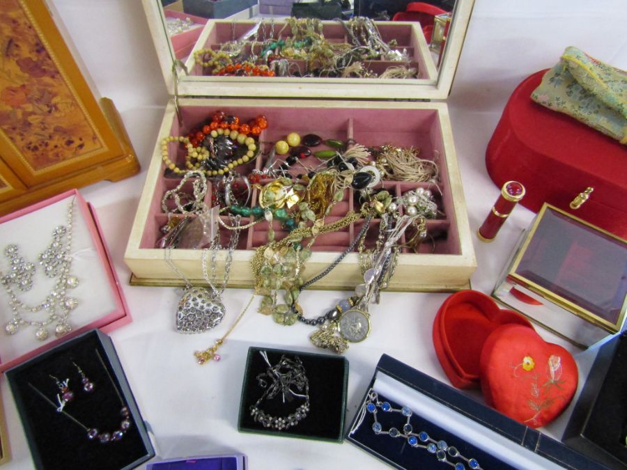 A selection of jewellery boxes and boxed and loose costume jewellery - Image 9 of 10