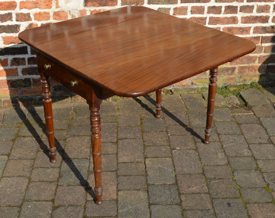 Victorian Pembroke drop leaf table in mahogany - Image 2 of 2