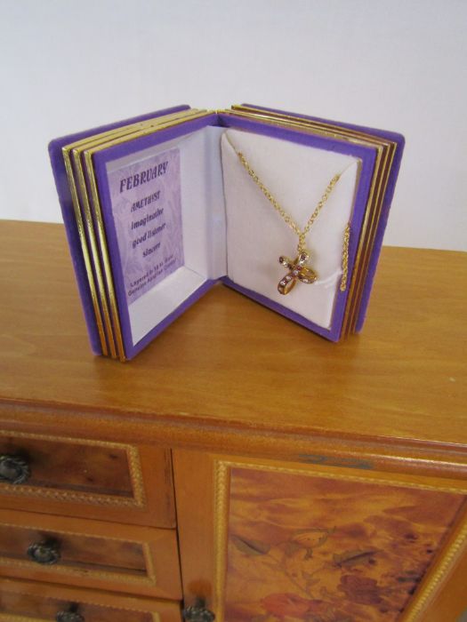 A selection of jewellery boxes and boxed and loose costume jewellery - Image 10 of 10