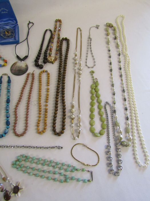 Selection of costume jewellery to include a Scottish brooch - Image 5 of 5