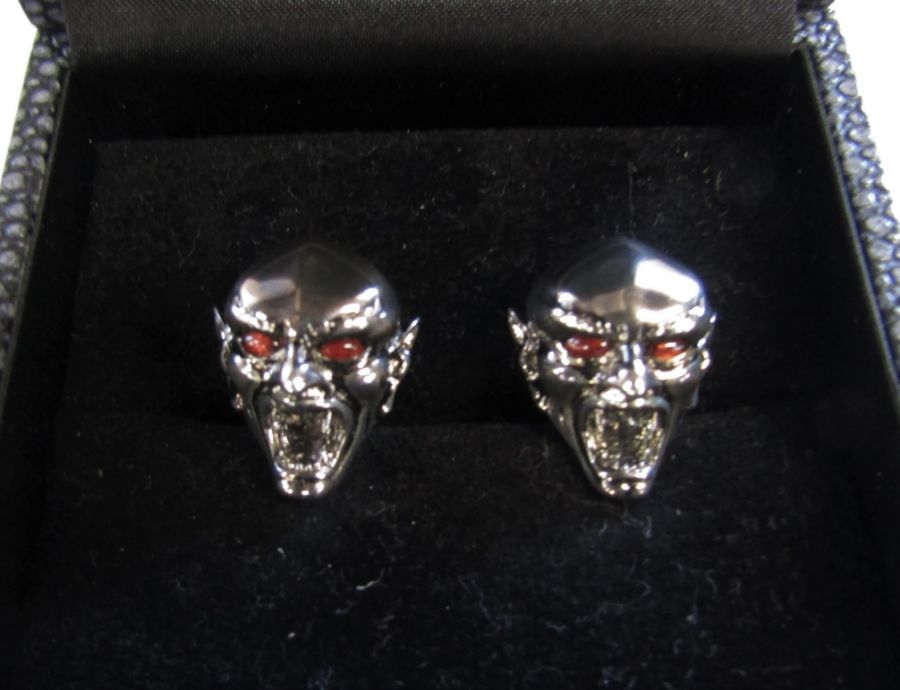 Boxed pair of silver designer Stephen Webster Dracula head cufflinks with red bead eyes, weight 20.5 - Image 5 of 5