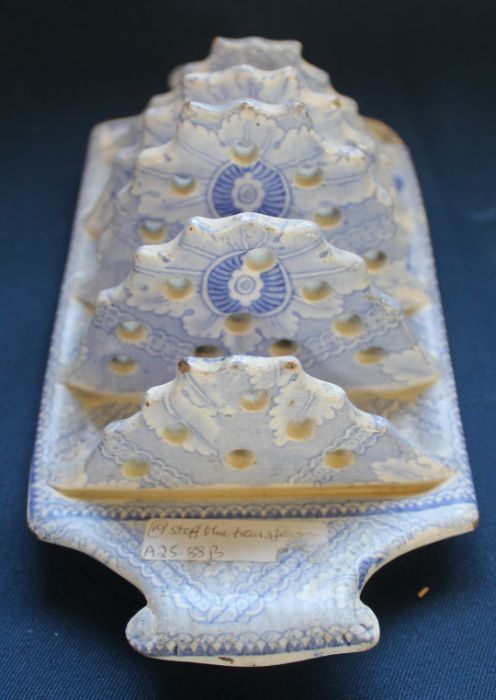 Creamware strainer / mazarine 34.5cm dia., Staffordshire blue and white toast rack, 19th century - Image 5 of 5