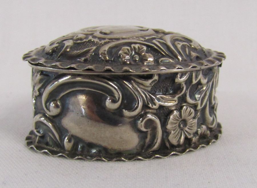 Small silver heart shaped pill pot - Birmingham 1893 - no engraving - total weight 0.56ozt - Image 2 of 6
