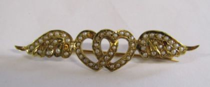 14ct gold & seed pearl brooch with winged intertwined hearts (some pearls missing) total weight 3.