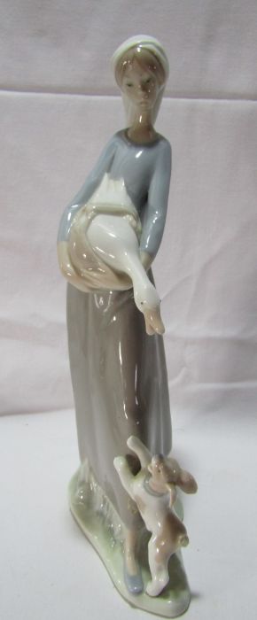 Lladro, Nao, John Jenkins & Royal Doulton 'Mother & Daughter' figure and a decorative charger - Image 2 of 11