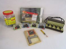 Collection of miniature train items to include a NOCH 75116 carton of figures - appears complete and