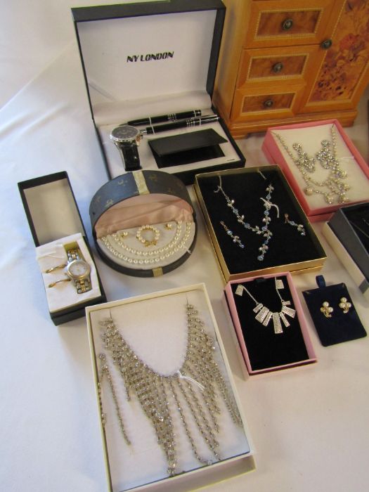 A selection of jewellery boxes and boxed and loose costume jewellery - Image 3 of 10