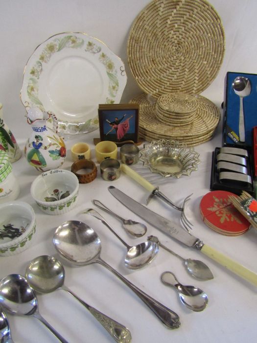 A mixed selection of kitchen items to include Nottingham lace coasters, Viners serving spoons, - Image 3 of 4