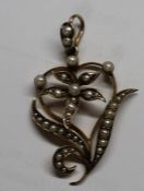 Tested as 9ct gold & seed pearl flower pendant 2.7g