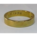 18ct gold plain band with inscription dating 1975 - total weight 4.4g size N/O
