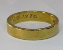 18ct gold plain band with inscription dating 1975 - total weight 4.4g size N/O