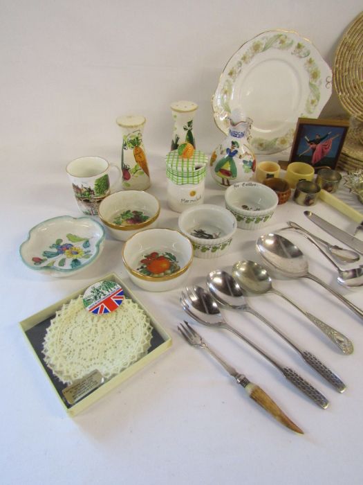 A mixed selection of kitchen items to include Nottingham lace coasters, Viners serving spoons, - Image 2 of 4