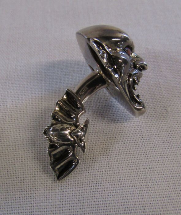 Boxed pair of silver designer Stephen Webster Dracula head cufflinks with red bead eyes, weight 20.5 - Image 3 of 5