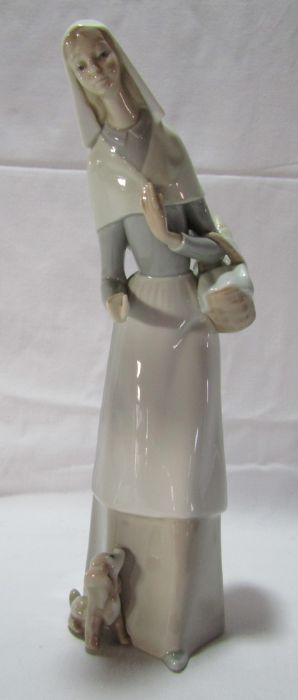 Lladro, Nao, John Jenkins & Royal Doulton 'Mother & Daughter' figure and a decorative charger - Image 4 of 11