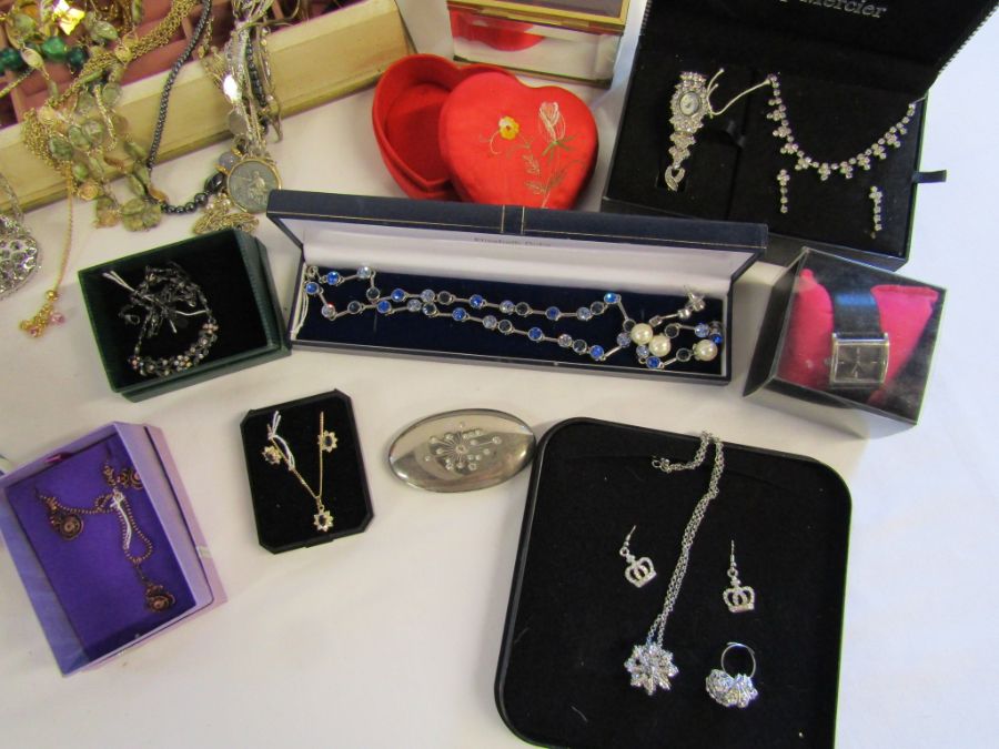 A selection of jewellery boxes and boxed and loose costume jewellery - Image 8 of 10