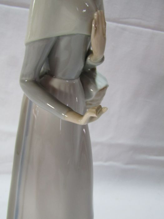Lladro, Nao, John Jenkins & Royal Doulton 'Mother & Daughter' figure and a decorative charger - Image 5 of 11