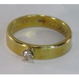 18ct gold band with single diamond inscription inside ring dated 1974 - total weight 4.4g ring