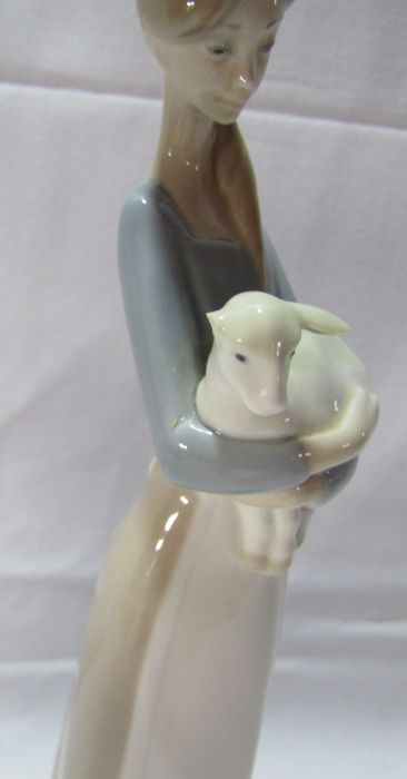 Lladro, Nao, John Jenkins & Royal Doulton 'Mother & Daughter' figure and a decorative charger - Image 7 of 11