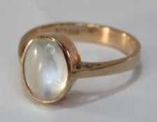 9ct gold ring with Moonstone - total weight 2.9g size N/O