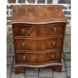 Small reproduction serpentine front chest of drawers H 68cm L 53cm D 41cm