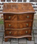 Small reproduction serpentine front chest of drawers H 68cm L 53cm D 41cm