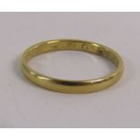 18ct gold wedding band in original ring box - total weight 2.3g - ring size P