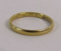 18ct gold wedding band in original ring box - total weight 2.3g - ring size P