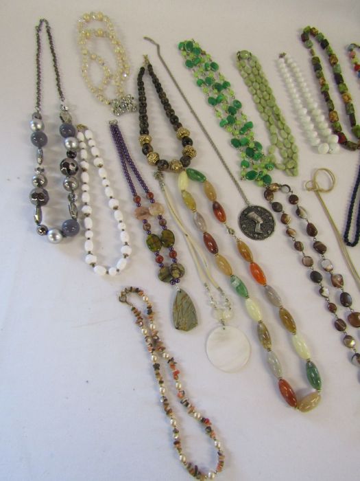 Selection of costume jewellery to include a Scottish brooch - Image 2 of 5