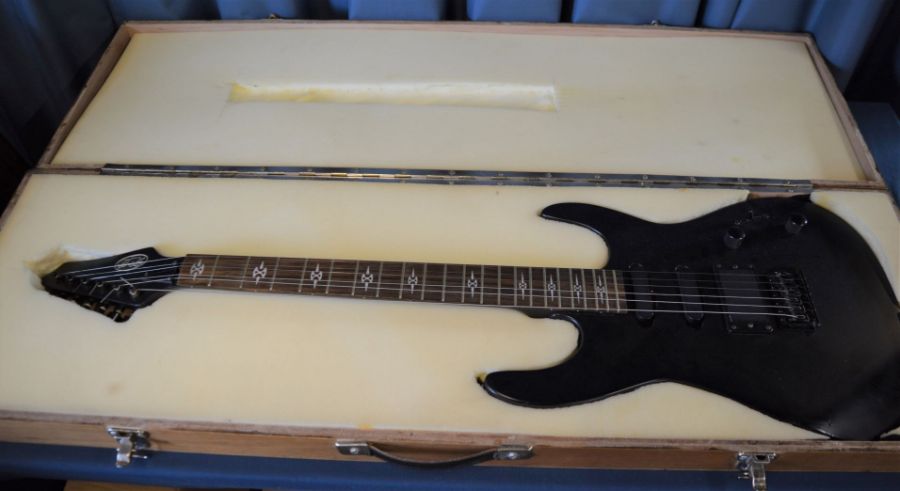 Stagg electric guitar in a home made carry case. Please note the nut/guide at the top of the neck is - Image 5 of 5